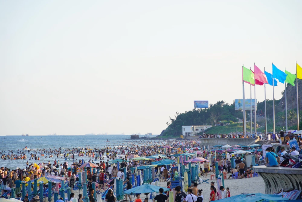 Du khách vui chơi tại biển Vũng Tàu dịp Lễ 2-9. Ảnh: KT