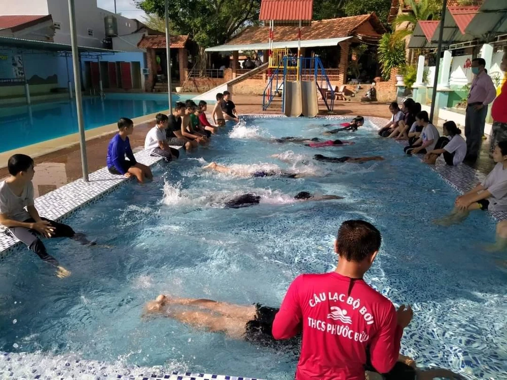 Dạy kỹ năng bơi cho học sinh là một trong các giải pháp quan trọng để phòng, chống nguy cơ đuối nước cho trẻ-Ảnh:XM
