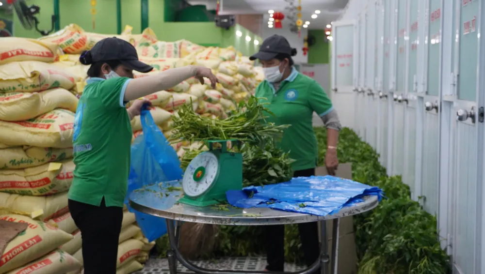 Đóng gói thực phẩm để chuẩn bị chi hỗ trợ cho người dân thị trấn Long Hải, huyện Long Điền, tỉnh Bà Rịa-Vũng Tàu trong đợt giãn cách xã hội cao điểm dịch COVID-19 năm 2021-Ảnh:TK