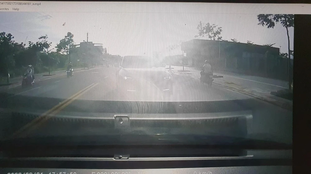 Xe ô tô ông T. đi không đúng phần đường quy định. Ảnh cắt từ clip trên MXH