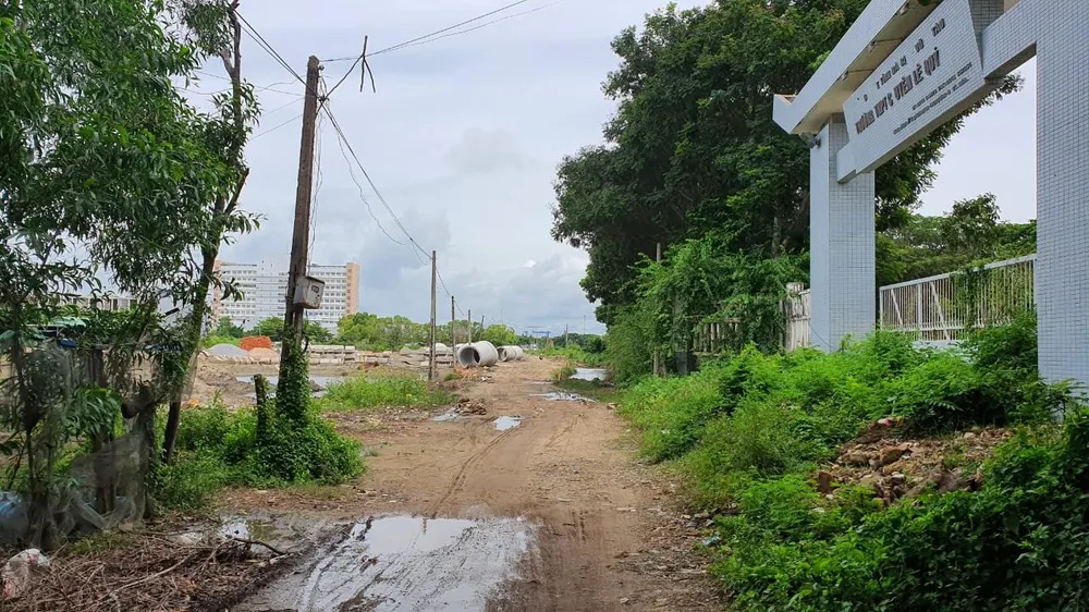 Cổng trường THPT chuyên Lê Quý Đôn bên đường Hàng Điều không mở nhiều năm nay-Ảnh:NK