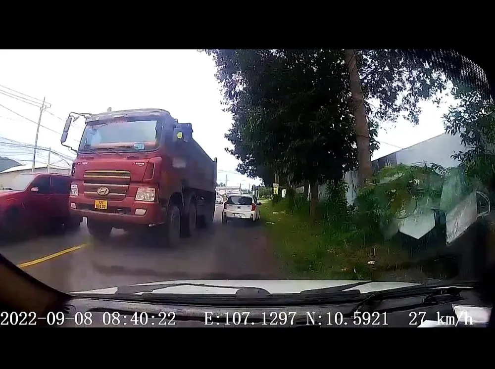 Hình ảnh xe tải đi ngược chiều camera hành trình ghi lại-Ảnh:KM Hình ảnh xe tải đi ngược chiều camera hành trình ghi lại-Ảnh:KM