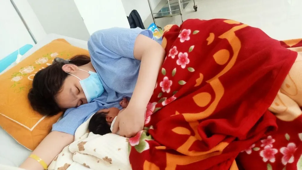 Hai mẹ con chị P. sau ca mổ thành công. Ảnh:BVVT