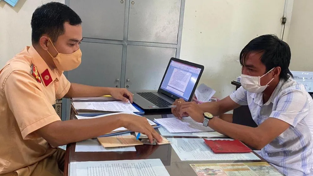 Đội Cảnh sát Giao thông- Trật tự công an thị xã Phú Mỹ làm việc với tài xế sáng 14-9. Ảnh: MK Đội Cảnh sát Giao thông- Trật tự công an thị xã Phú Mỹ làm việc với tài xế sáng 14-9. Ảnh: MK