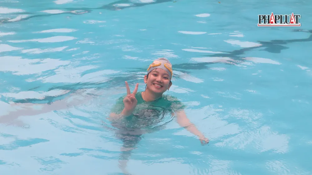 Hồng bơi tại hồ bơi công viên nước, TP Vũng Tàu. Ảnh:TK