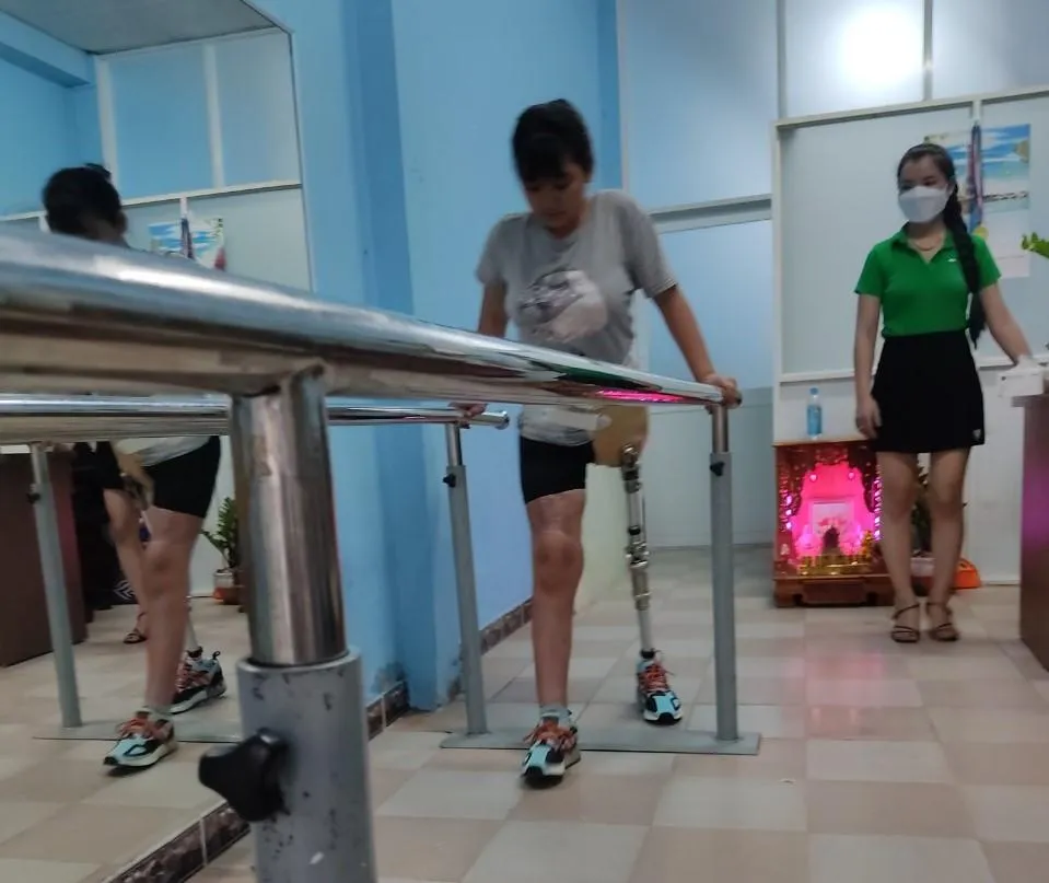 Em Hồng những ngày đầu mới tập đi sau khi lắp chân giả thời điểm tháng 5-2022. (Ảnh:Nhân vật cung cấp)