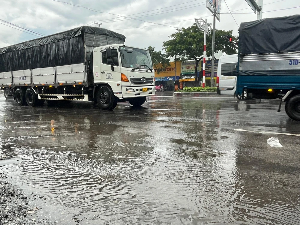 Mặt đường xấu, mưa là ngập trên Quốc lộ 51. Ảnh: Châu Vũ