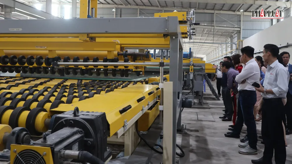 Dây chuyền sản xuất nhà máy kính nổi siêu trắng tại KCN Phú Mỹ 2, thị xã Phú Mỹ. Dây chuyền sản xuất nhà máy kính nổi siêu trắng tại KCN Phú Mỹ 2, thị xã Phú Mỹ.