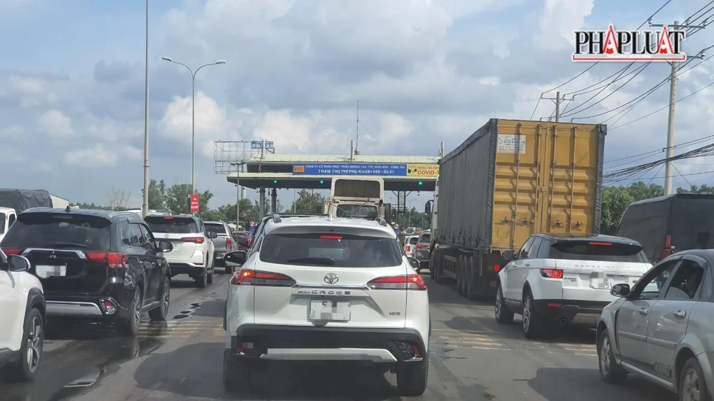 Xe xếp hàng chờ mua vé qua trạm thu phí phụ Quốc lộ 51 ngày 17-9-2022. Ảnh:TK