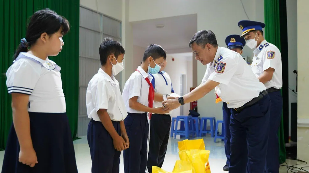 Thiếu tướng Đỗ Hồng Đó trao học bổng cho học sinh có hoàn cảnh khó khăn tại Côn Đảo-Ảnh:MC Thiếu tướng Đỗ Hồng Đó trao học bổng cho học sinh có hoàn cảnh khó khăn tại Côn Đảo-Ảnh:MC