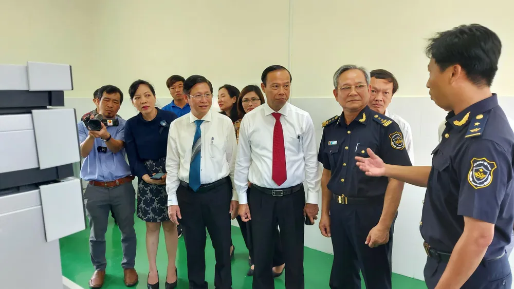 Lãnh đạo Chi cục Kiểm định Hải quan khu vực cảng Cái Mép-Thị Vải giới thiệu quy trình vận hành, kiểm tra với lãnh đạo tỉnh Bà Rịa-Vũng Tàu. Ảnh: HS