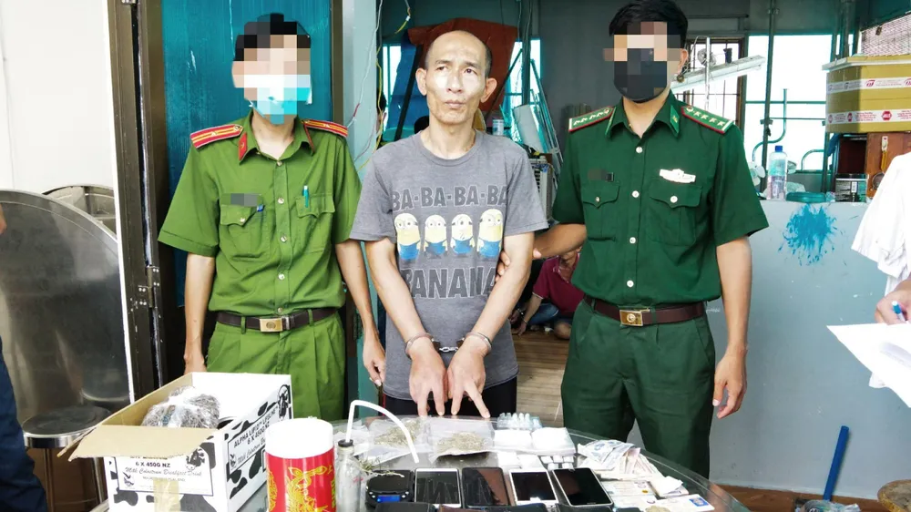 Đối tượng Trương Ngọc Kỳ cùng tang vật thu giữ-Ảnh:QA Đối tượng Trương Ngọc Kỳ cùng tang vật thu giữ-Ảnh:QA