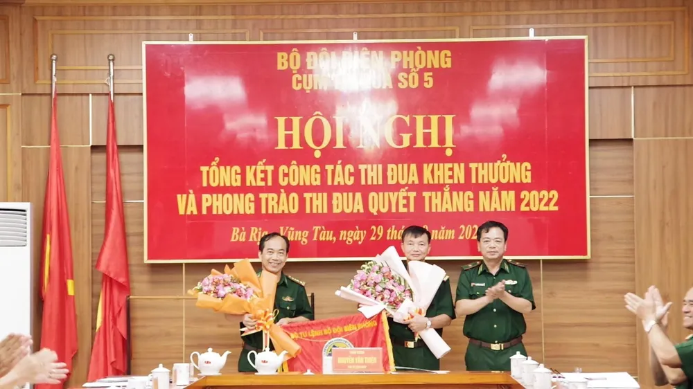 Bộ đội Biên phòng tỉnh Bà Rịa – Vũng Tàu (giữa) trao cờ đơn vị cụm trưởng năm 2023 cho Bình Thuận. Ảnh: QA