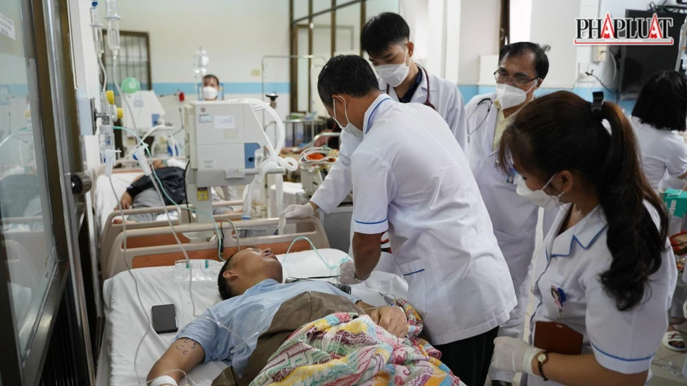 Các bác sĩ trung tâm Y tế Quân dân Y huyện Côn Đảo đang chăm sóc sức khỏe cho một thuyền viên. Ảnh: MẠNH CƯỜNG