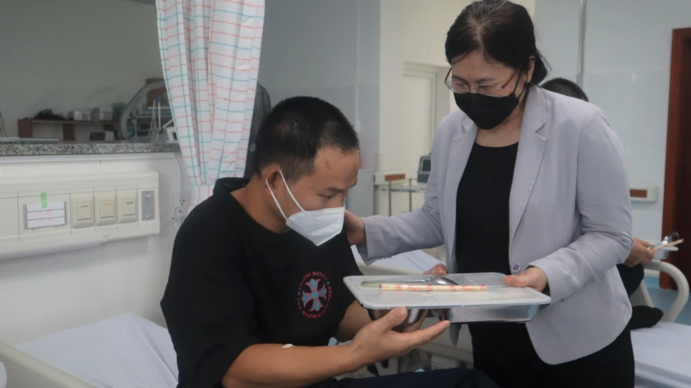 Bà Huỳnh Thanh Thảo, Phó Giám đốc Sở Ngoại vụ tỉnh Bà Rịa - Vũng Tàu trao phần cơm trưa và động viên thuyền viên yên tâm theo dõi sức khỏe tại bệnh viện. Ảnh: TK