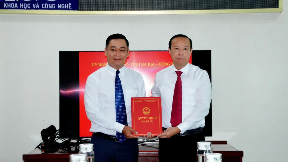 Ông Phạm Quang Nhật (bên trái ảnh), tân giám đốc Sở Khoa học và Công nghệ-Ảnh:VA