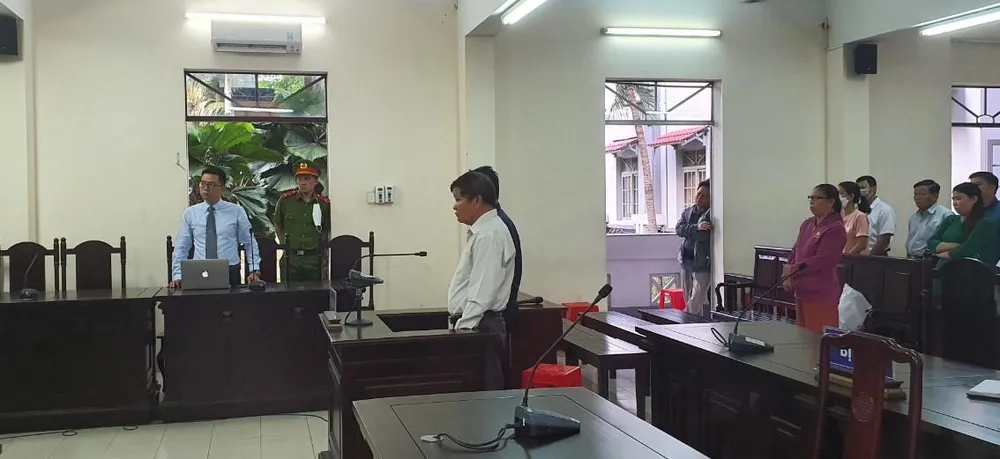 Hai bị cáo chờ nghe tuyên án. Ảnh: TK