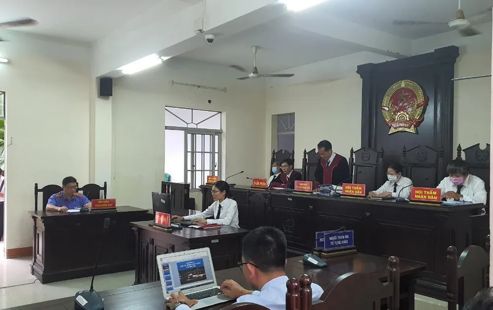 Chủ tọa tuyên án chiều 10-10. Ảnh: TK