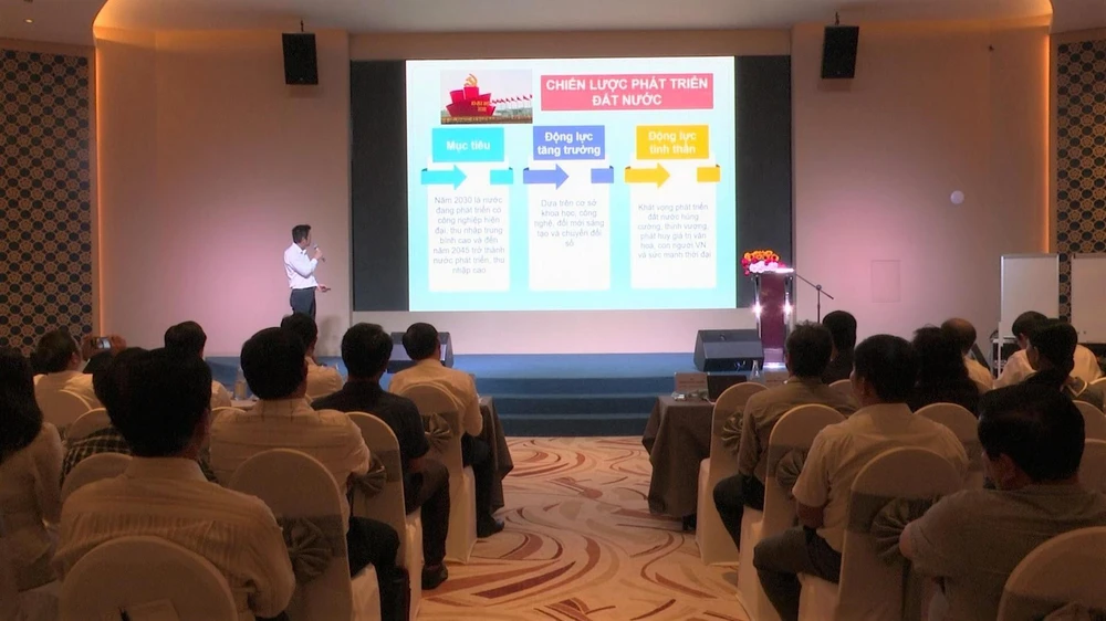 Ông Đoàn Công Huynh, Cục trưởng Cục Thông tin đối ngoại giới thiệu chuyên đề tại hội nghị. Ảnh: TK