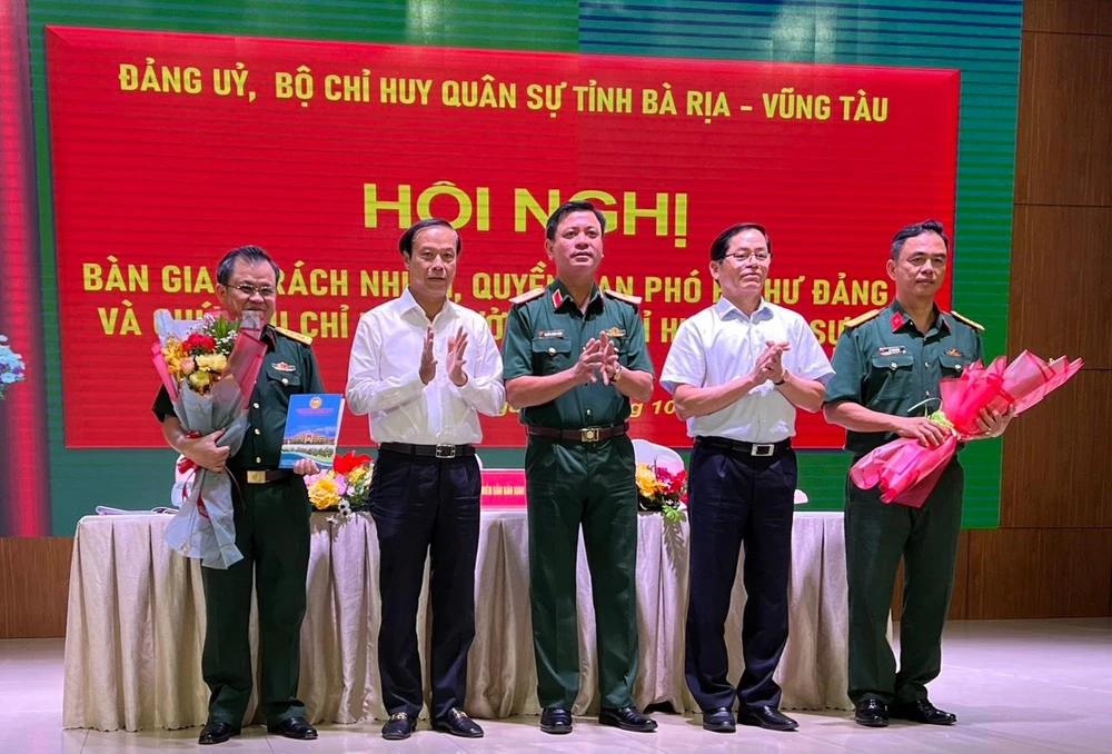 Đại tá Lê Xuân Bình (ngoài cùng bên phải ảnh) giữ chức vụ Chỉ huy trưởng Bộ CHQS tỉnh Bà Rịa-Vũng Tàu thay đại tá Nguyễn Tâm Hùng. Ảnh: MN