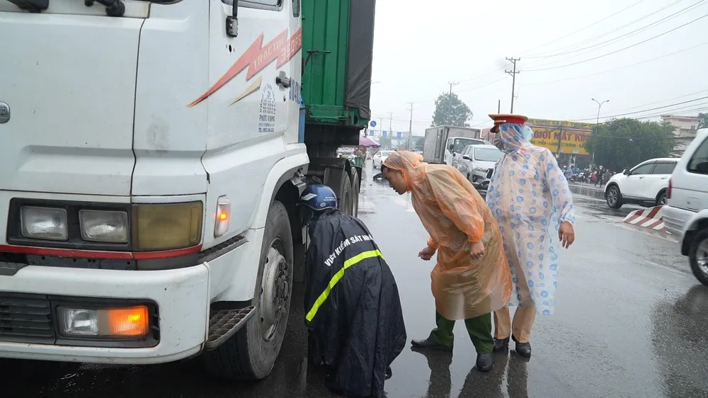 Công an và VKS khám nghiệm hiện trường vụ tai nạn sáng 19-10 tại Quốc lộ 51. Ảnh:NM