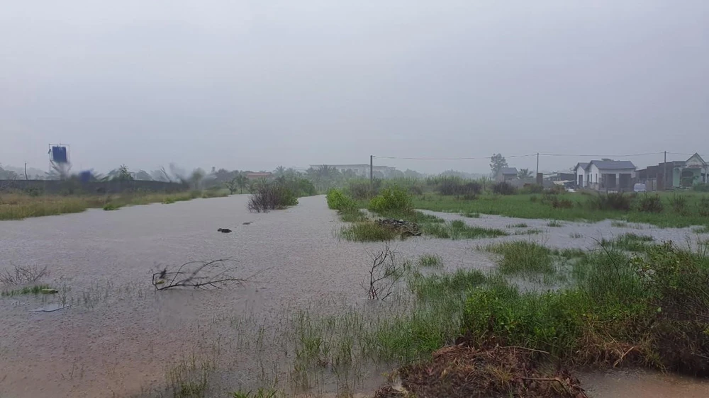 Nước tràn ngập qua một đoạn của mương thoát nước Hồ Tràm -Ảnh:TK Nước tràn ngập qua một đoạn của mương thoát nước Hồ Tràm -Ảnh:TK