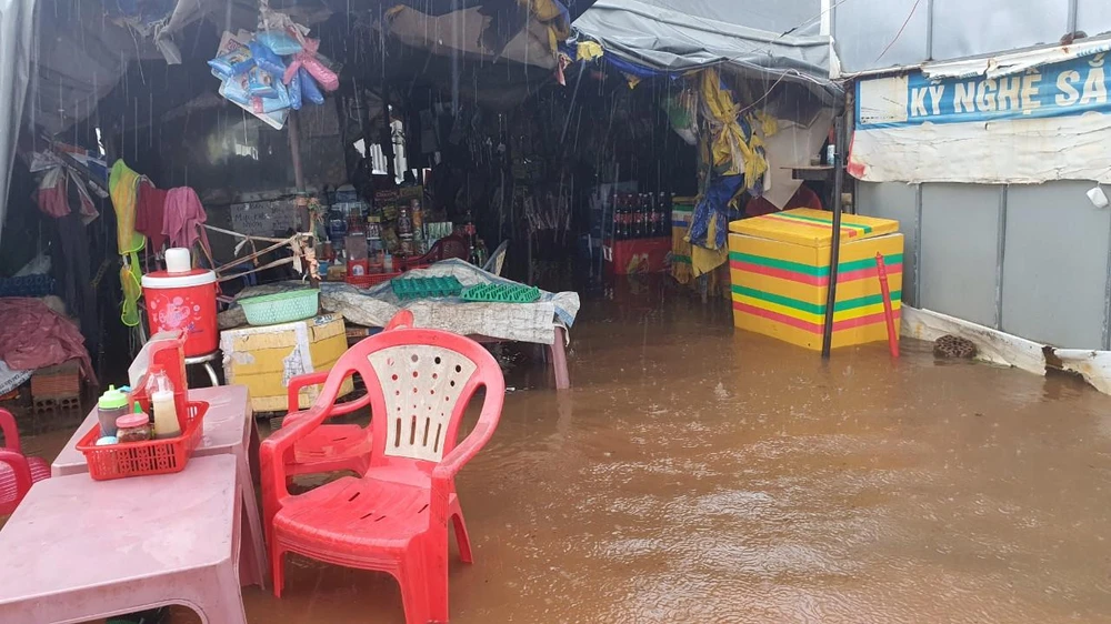 Nước ngập tràn một quán nhỏ ở vị trí thấp gần giáo xứ Hồ Tràm-Ảnh:TK Nước ngập tràn một quán nhỏ ở vị trí thấp gần giáo xứ Hồ Tràm-Ảnh:TK
