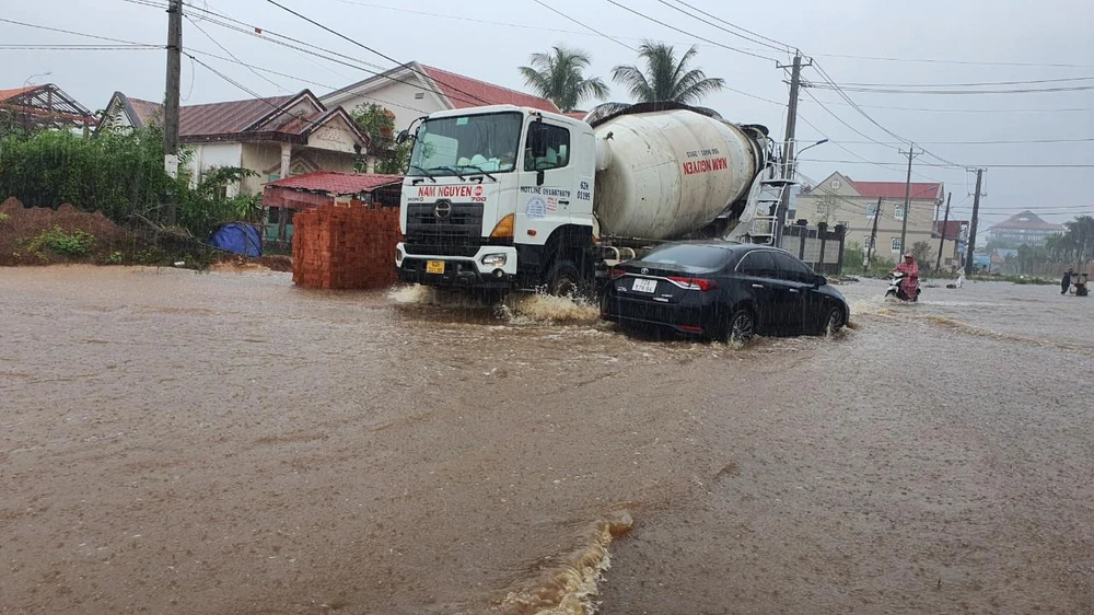 Xe ô tô lưu thông khó khăn vì mưa ngập. Ảnh:TK Xe ô tô lưu thông khó khăn vì mưa ngập. Ảnh:TK