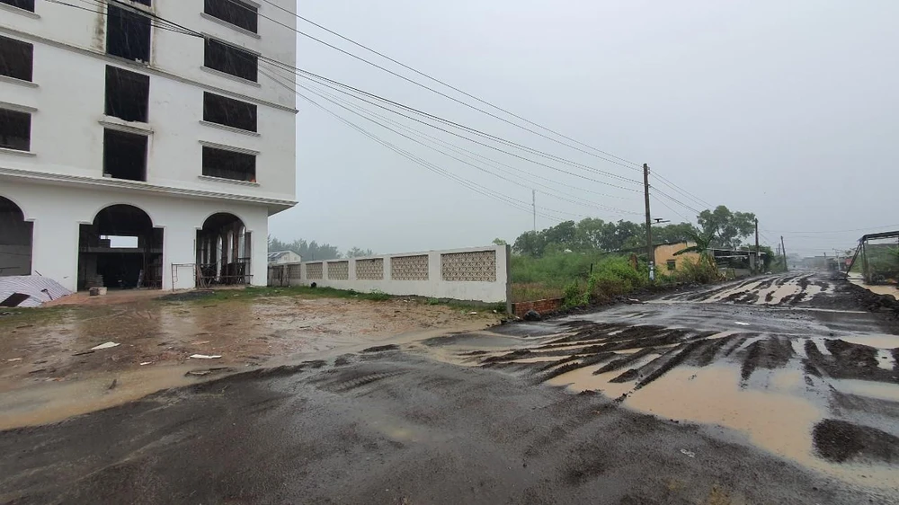 Đường nhỏ không hệ thống thoát nước hai bên trong khi xây dựng ngày càng nhiều. Ảnh:TK Đường nhỏ không hệ thống thoát nước hai bên trong khi xây dựng ngày càng nhiều. Ảnh:TK