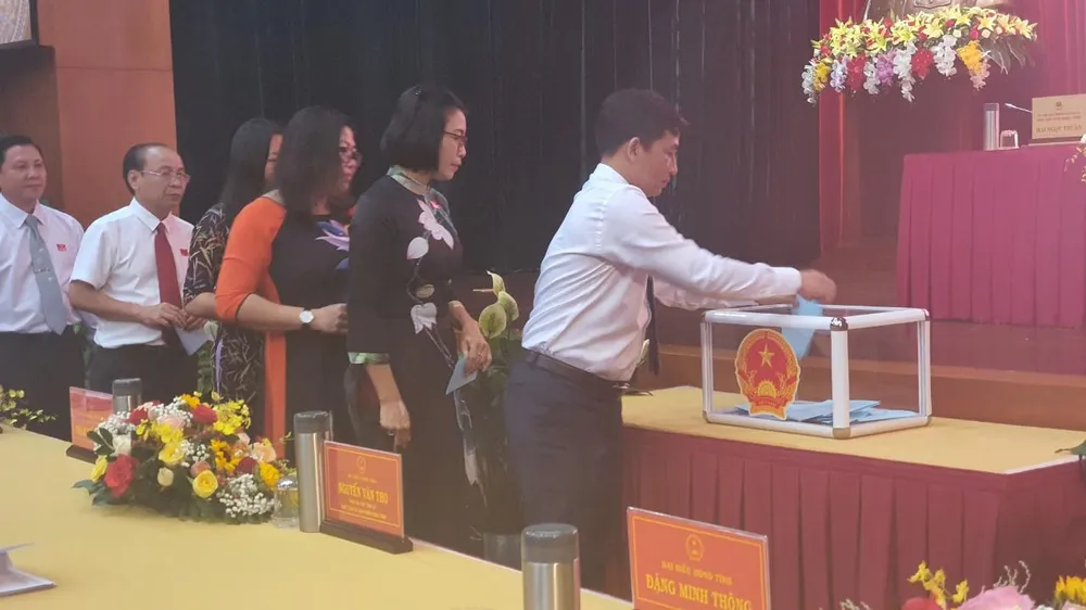 Các đại biểu tiến hành bỏ phiếu biểu quyết. Ảnh:TK Các đại biểu tiến hành bỏ phiếu biểu quyết. Ảnh:TK