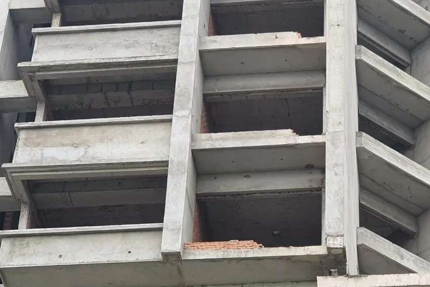 Sau 8 năm dừng xây dựng, phần thô dự án khu nhà HH1 đã xuống cấp nhiều-Ảnh:TK