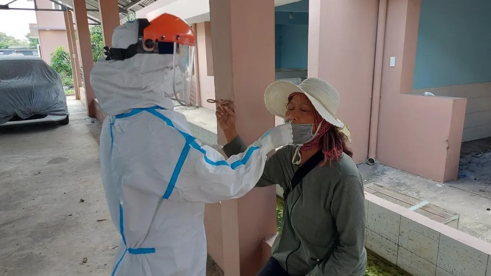 Nhiều cán bộ, nhân viên ngành Y tế xin nghỉ thôi việc vì hoàn cảnh gia đình, lương thấp, áp lực công việc-(Ảnh nhân viên y tế lấy mẫu xét nghiệm trong dịch COVID-19):TK