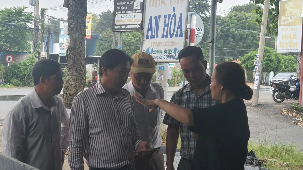 Hộ gia đình ông Trần Phước Lộc ở Suối Nhum, phường Hắc Dịch trao đổi với đoàn về ranh dự án mới. Theo đó, nhà ông Lộc sẽ nằm phía dưới cầu vượt thuộc cao tốc Biên Hòa - Vũng Tàu. Ảnh: TK