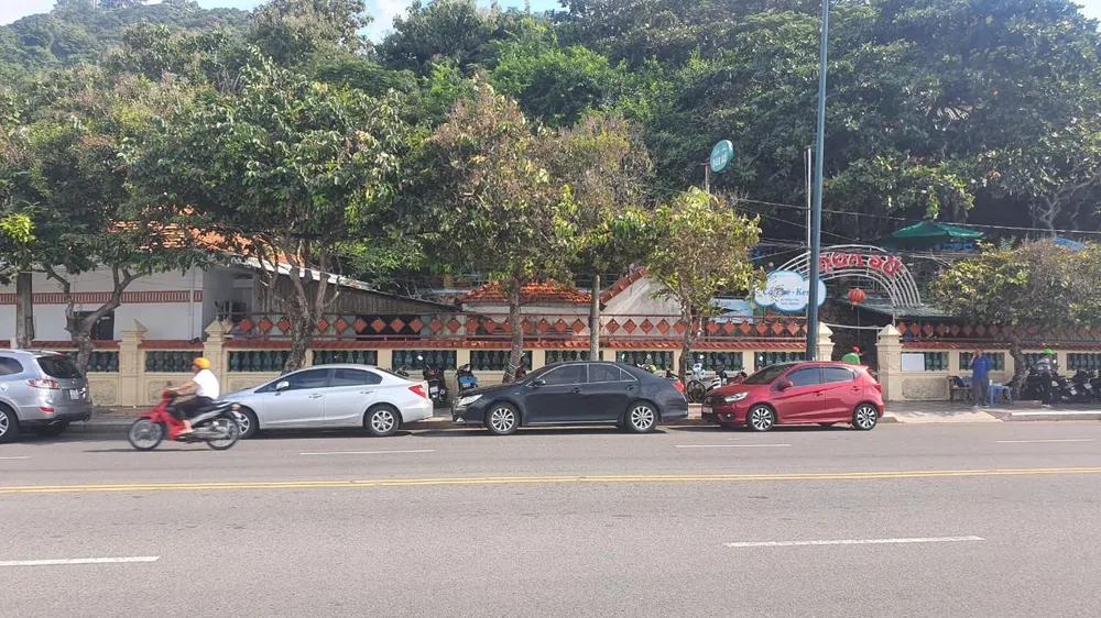 Các quán cà phê trong di tích Bạch Dinh, Vũng Tàu vẫn đang kinh doanh (Ảnh chụp ngày 5-11-2022): TK Các quán cà phê trong di tích Bạch Dinh, Vũng Tàu vẫn đang kinh doanh (Ảnh chụp ngày 5-11-2022): TK