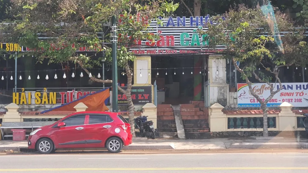 Các quán ăn ở mặt tiền đường Trần Phú, thuộc di tích Bạch Dinh. Ảnh:TK Các quán ăn ở mặt tiền đường Trần Phú, thuộc di tích Bạch Dinh. Ảnh:TK