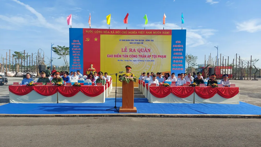 Đại tá Nguyễn Văn Thời, phó giám đốc công an tỉnh Bà Rịa-Vũng Tàu thay mặt các đơn vị phát biểu tại lễ ra quân. Ảnh: TK