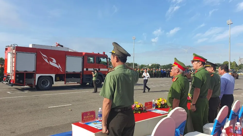 Xe của lực lượng cảnh sát PCCC công an tỉnh tham gia diễu hành. Ảnh: TK