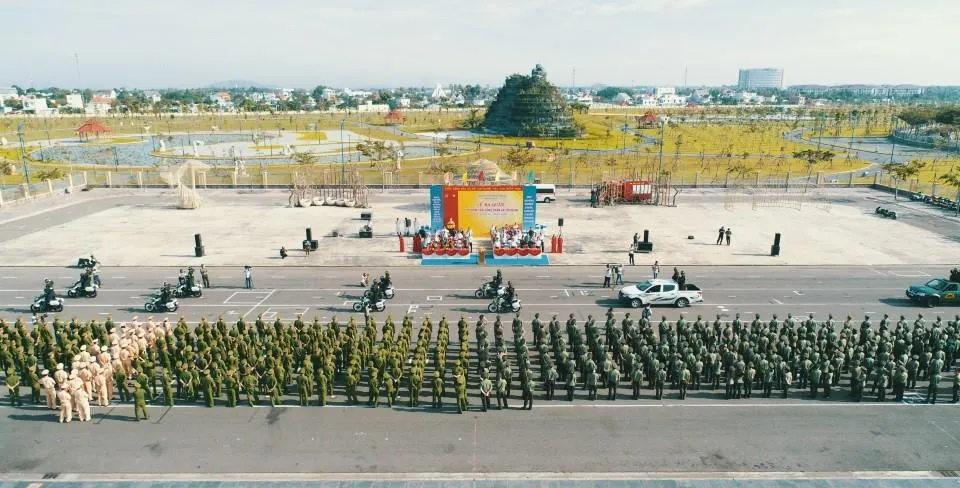 Các đơn vị diễu hành tại Lễ ra quân. Ảnh: Huy Na