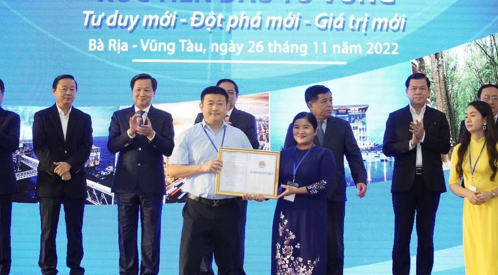 Tỉnh Bình Phước cũng đang là điểm đến của các nhà đầu tư. Trong ảnh: Chủ tịch UBND tỉnh Bình Phước Trần Tuệ Hiền trao chứng nhận đăng ký đầu tư cho doanh nghiệp. Ảnh:MT