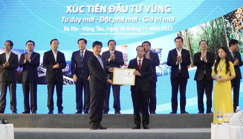 Bà Rịa-Vũng Tàu trao 10 giấy chứng nhận đăng ký đầu tư cho các doanh nghiệp. Ảnh:MT