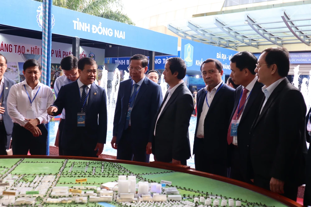 Các địa biểu cùng tham quan gian hàng tỉnh Bình Dương. Ảnh: TK Các địa biểu cùng tham quan gian hàng tỉnh Bình Dương. Ảnh: TK