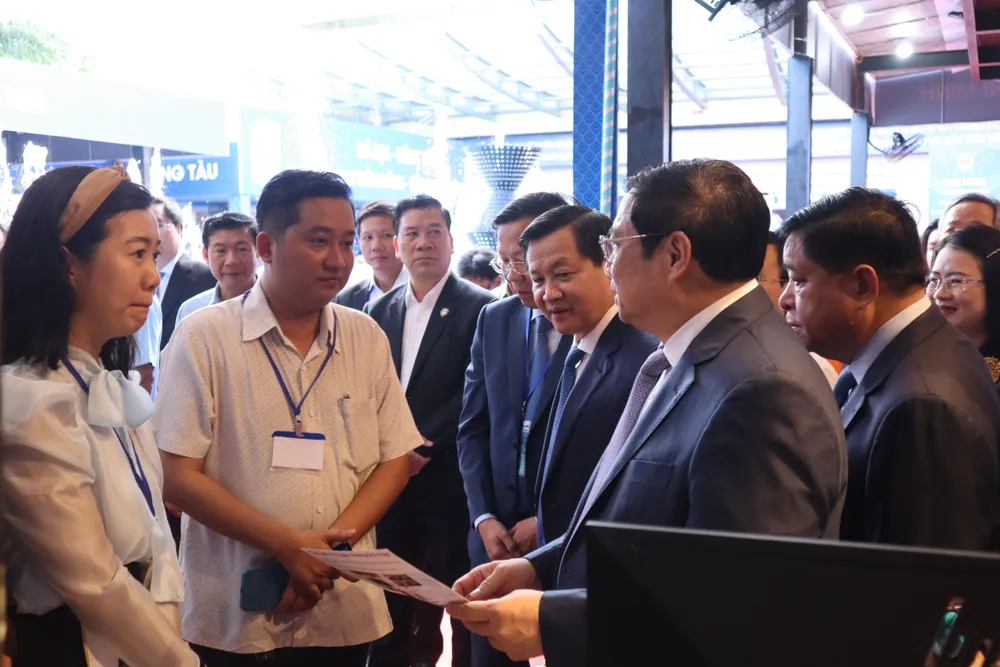 Thủ tướng cùng các đại biểu nghe thuyết trình về sản phẩm của một doanh nghiệp. Ảnh:TK Thủ tướng cùng các đại biểu nghe thuyết trình về sản phẩm của một doanh nghiệp. Ảnh:TK