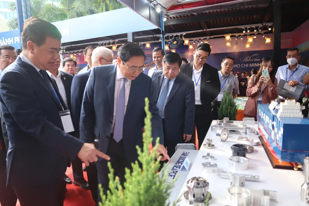 Thủ tướng Chính phủ cùng các đại biểu tham quan gian hàng của doanh nghiệp Bình Dương. Ảnh:TK Thủ tướng Chính phủ cùng các đại biểu tham quan gian hàng của doanh nghiệp Bình Dương. Ảnh:TK