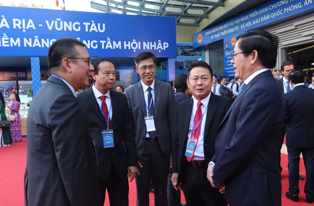 Ông Phạm Viết Thành, Bí thư Tỉnh ủy và ông Nguyễn Văn Thọ, chủ tịch UBND tỉnh Bà Rịa-Vũng Tàu trao đổi cùng các nhà đầu tư, đại biểu tham dự hội nghị. Ảnh: TK Ông Phạm Viết Thành, Bí thư Tỉnh ủy và ông Nguyễn Văn Thọ, chủ tịch UBND tỉnh Bà Rịa-Vũng Tàu trao đổi cùng các nhà đầu tư, đại biểu tham dự hội nghị. Ảnh: TK