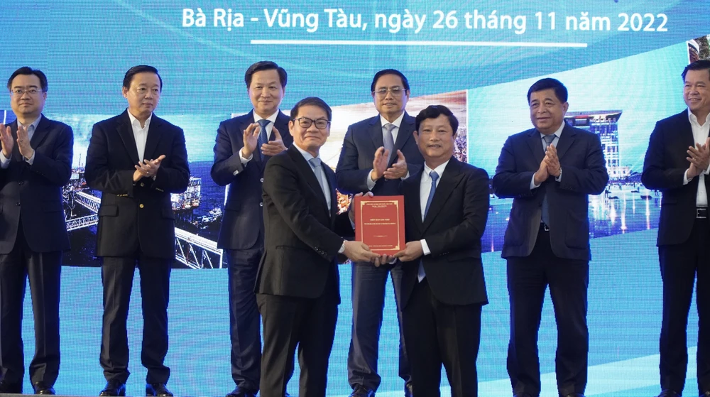 Tập đoàn Trường Hải nhận biên bản ghi nhớ đầu tư từ Chủ tịch UBND tỉnh Bình Dương Võ Văn Minh cho dự án hơn 1 tỷ USD. Ảnh:MT