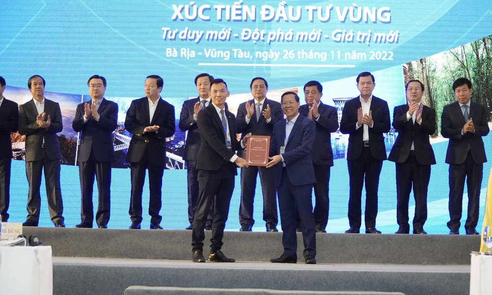 Ông Phan Văn Mãi, Chủ tịch UBND TP.HCM, trao giấy chứng nhận đăng ký đầu tư cho nhà đầu tư vào thành phố. Ảnh:MT