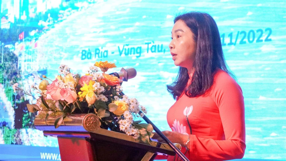 Bà Trần Thị Thu Hiền, phó giám đốc Sở Du lịch tỉnh Bà Rịa-Vũng Tàu giới thiệu về hội chợ du lịch trực tuyến năm 2022. Ảnh:VQ