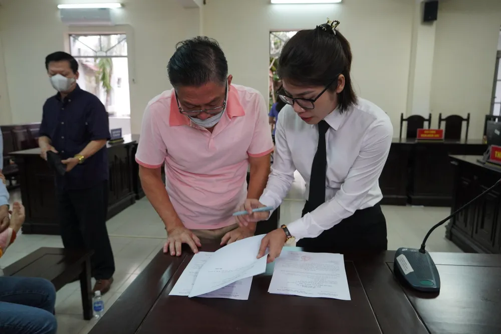 Bị cáo Trần Đức Minh nhận quyết định trả tự do sau phiên tòa. Ảnh:TK