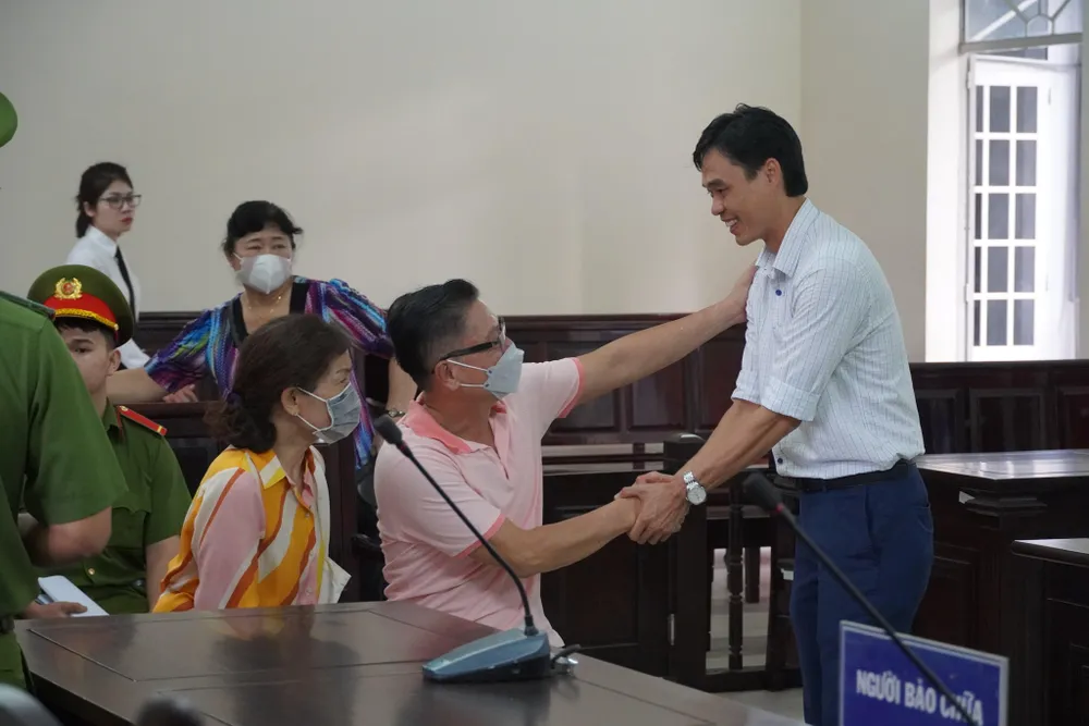 Người thân, quen đến chúc mừng bị cáo Trần Đức Minh sau khi phiên tòa kết thúc. Ảnh:TK