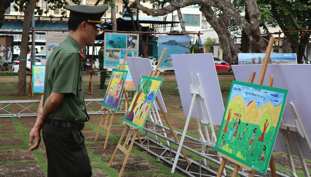 Các đơn vị công an tham dự lễ phát động và triển lãm ảnh. Ảnh:TK Các đơn vị công an tham dự lễ phát động và triển lãm ảnh. Ảnh:TK